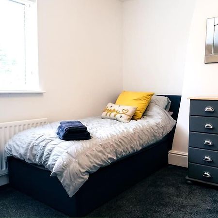 4 Bedroom - Sleep 9 Home In Cheadle Staffordshire - Alton Towers Polar Express Dimmingsdale Peak District Trentham Gardens Water World Eksteriør billede