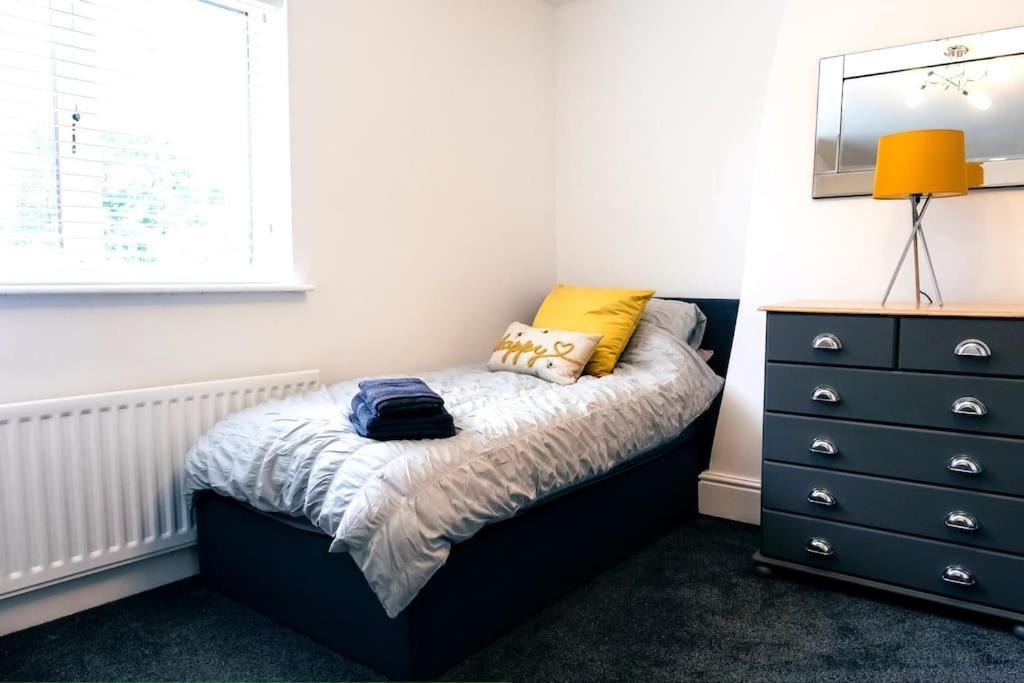 4 Bedroom - Sleep 9 Home In Cheadle Staffordshire - Alton Towers Polar Express Dimmingsdale Peak District Trentham Gardens Water World Eksteriør billede