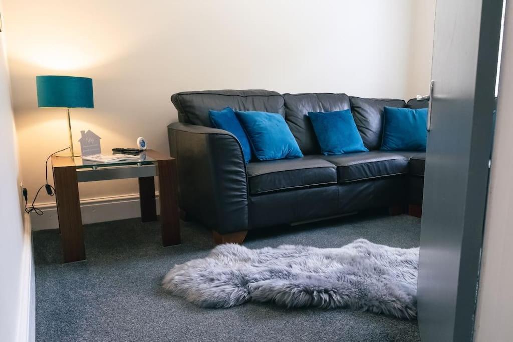 4 Bedroom - Sleep 9 Home In Cheadle Staffordshire - Alton Towers Polar Express Dimmingsdale Peak District Trentham Gardens Water World Eksteriør billede