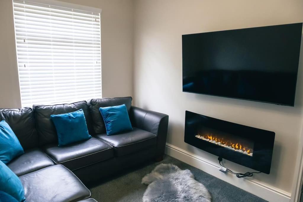 4 Bedroom - Sleep 9 Home In Cheadle Staffordshire - Alton Towers Polar Express Dimmingsdale Peak District Trentham Gardens Water World Eksteriør billede