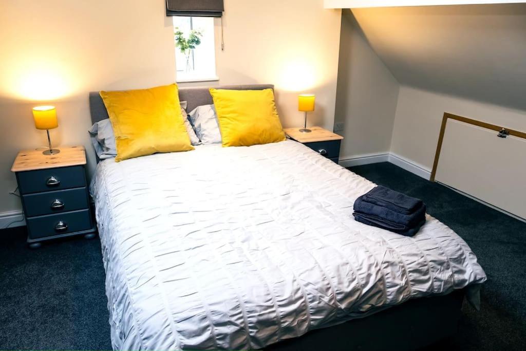 4 Bedroom - Sleep 9 Home In Cheadle Staffordshire - Alton Towers Polar Express Dimmingsdale Peak District Trentham Gardens Water World Eksteriør billede