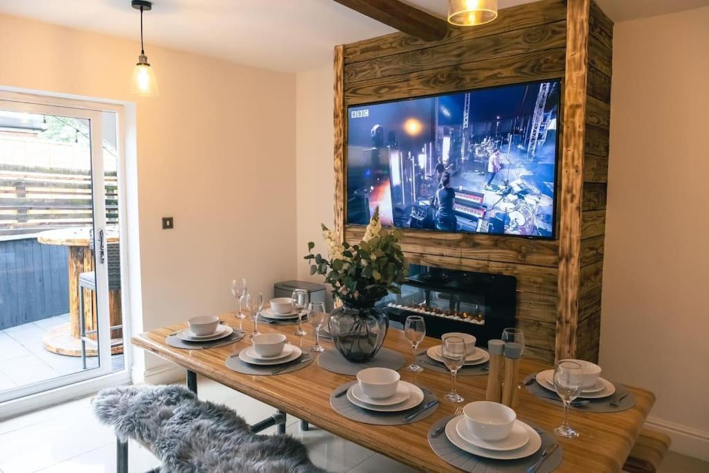 4 Bedroom - Sleep 9 Home In Cheadle Staffordshire - Alton Towers Polar Express Dimmingsdale Peak District Trentham Gardens Water World Eksteriør billede