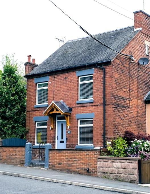4 Bedroom - Sleep 9 Home In Cheadle Staffordshire - Alton Towers Polar Express Dimmingsdale Peak District Trentham Gardens Water World Eksteriør billede