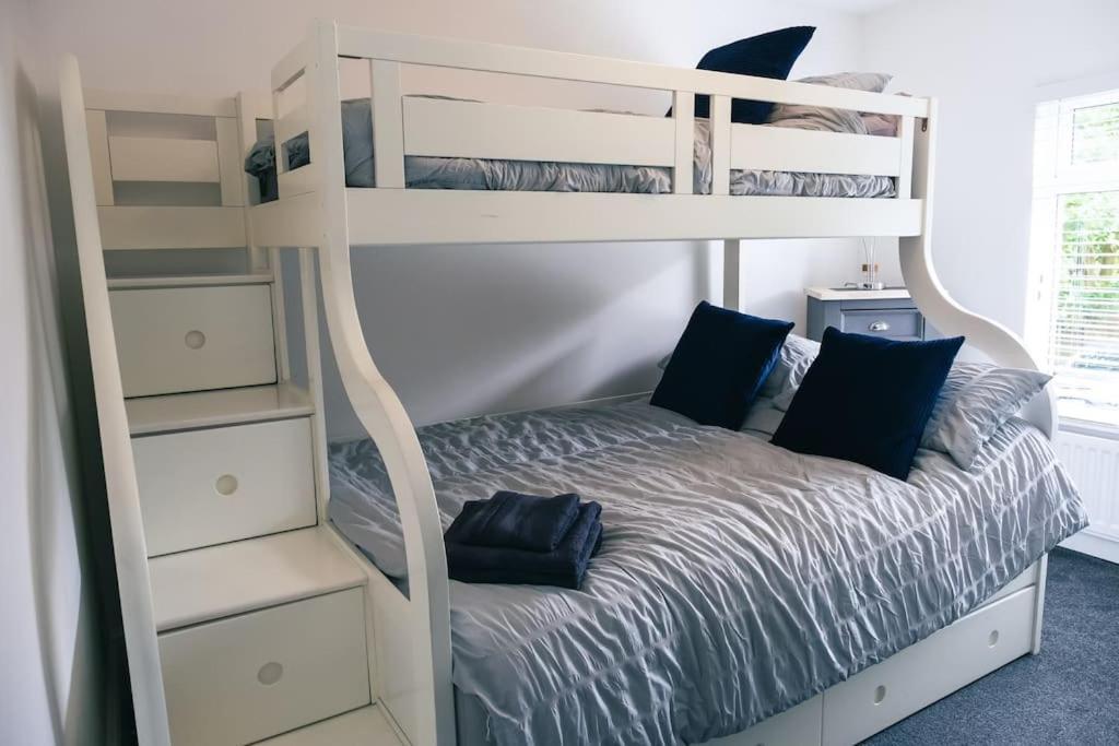4 Bedroom - Sleep 9 Home In Cheadle Staffordshire - Alton Towers Polar Express Dimmingsdale Peak District Trentham Gardens Water World Eksteriør billede