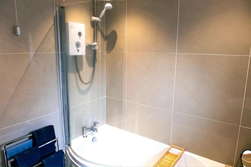 4 Bedroom - Sleep 9 Home In Cheadle Staffordshire - Alton Towers Polar Express Dimmingsdale Peak District Trentham Gardens Water World Eksteriør billede