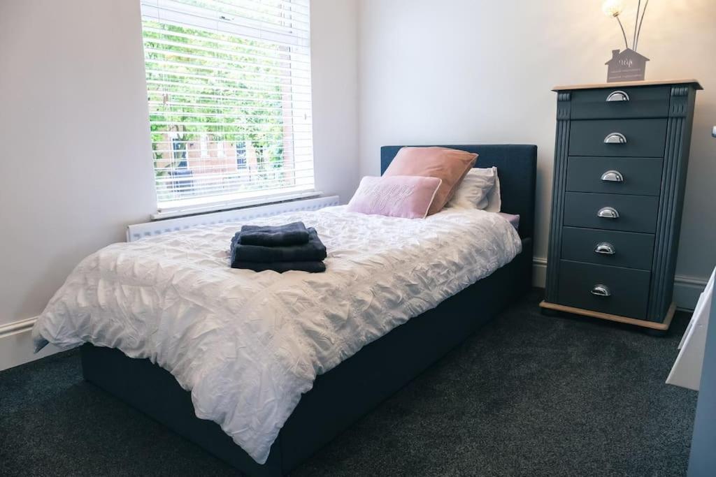 4 Bedroom - Sleep 9 Home In Cheadle Staffordshire - Alton Towers Polar Express Dimmingsdale Peak District Trentham Gardens Water World Eksteriør billede
