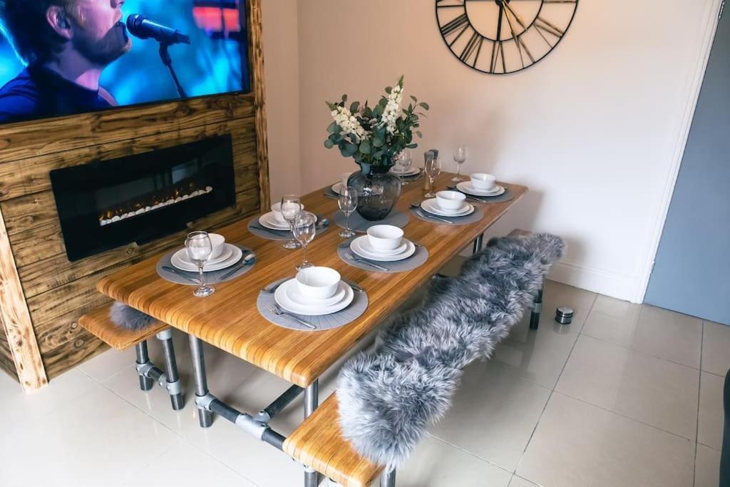 4 Bedroom - Sleep 9 Home In Cheadle Staffordshire - Alton Towers Polar Express Dimmingsdale Peak District Trentham Gardens Water World Eksteriør billede