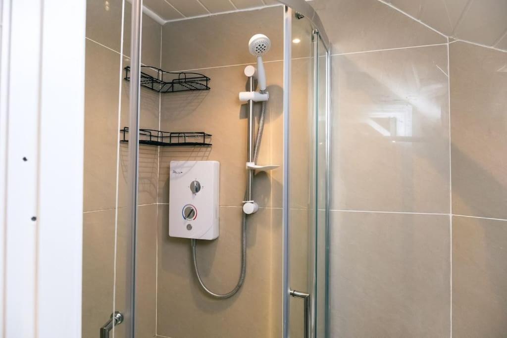 4 Bedroom - Sleep 9 Home In Cheadle Staffordshire - Alton Towers Polar Express Dimmingsdale Peak District Trentham Gardens Water World Eksteriør billede