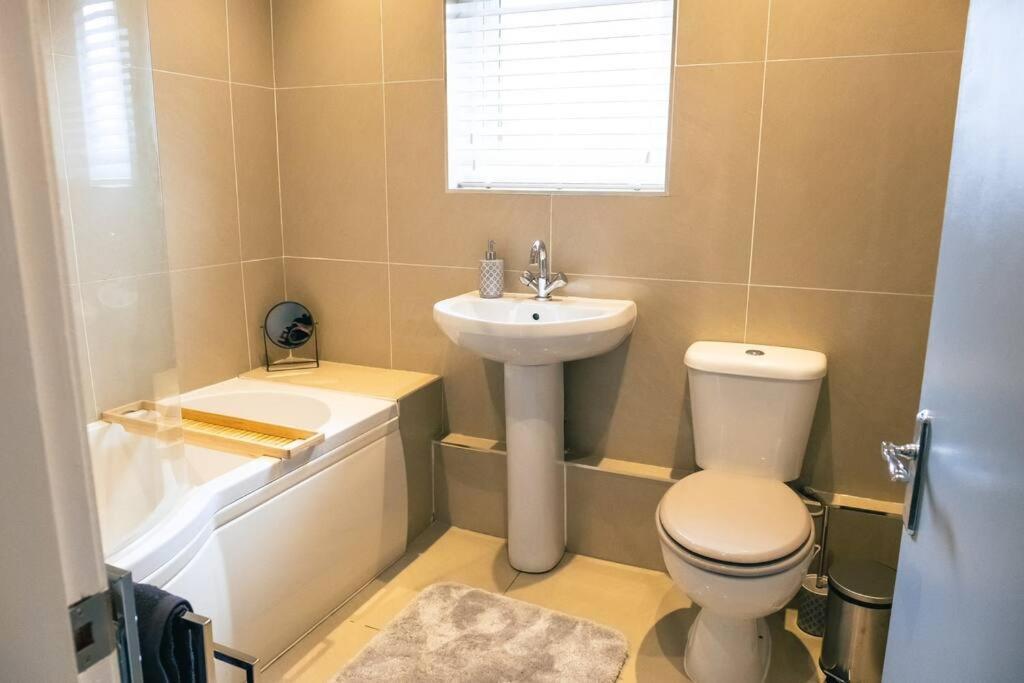 4 Bedroom - Sleep 9 Home In Cheadle Staffordshire - Alton Towers Polar Express Dimmingsdale Peak District Trentham Gardens Water World Eksteriør billede