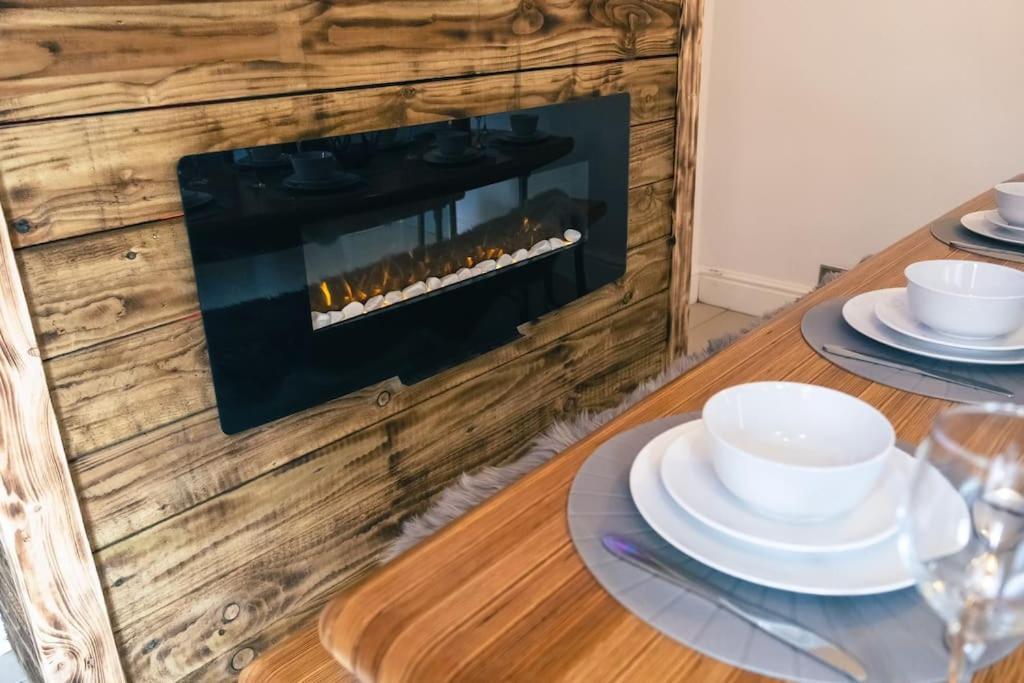 4 Bedroom - Sleep 9 Home In Cheadle Staffordshire - Alton Towers Polar Express Dimmingsdale Peak District Trentham Gardens Water World Eksteriør billede