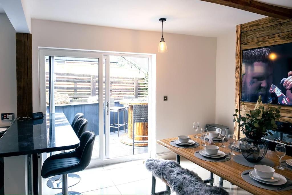 4 Bedroom - Sleep 9 Home In Cheadle Staffordshire - Alton Towers Polar Express Dimmingsdale Peak District Trentham Gardens Water World Eksteriør billede