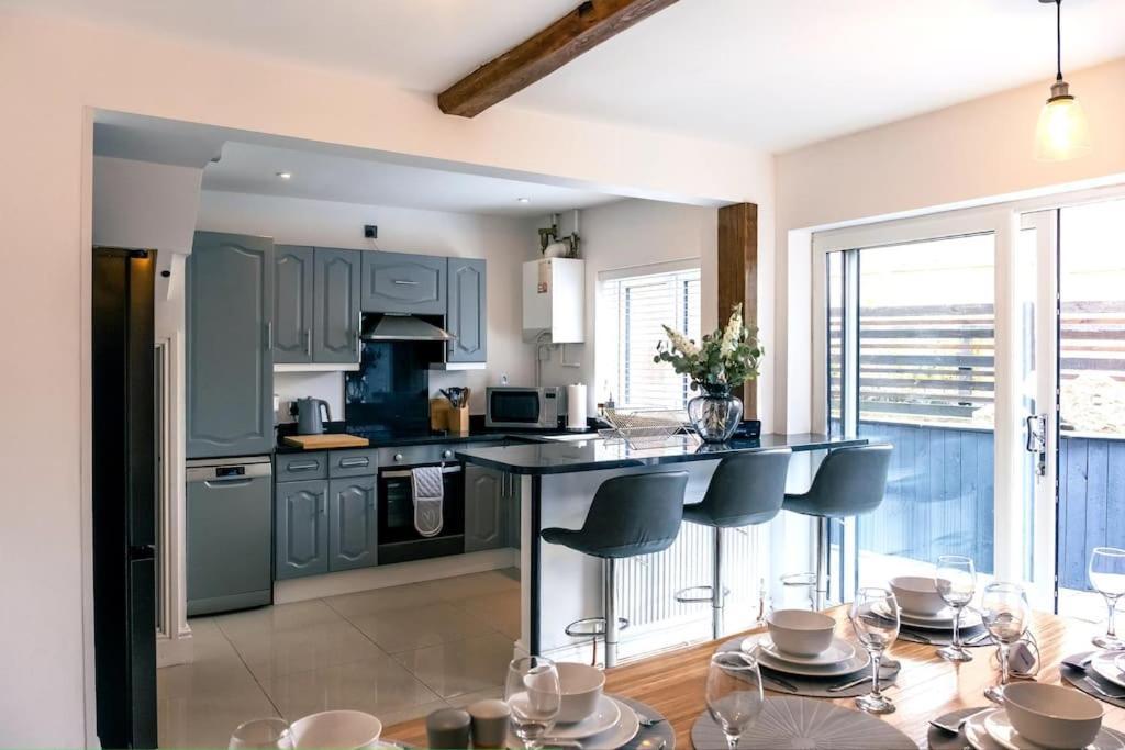 4 Bedroom - Sleep 9 Home In Cheadle Staffordshire - Alton Towers Polar Express Dimmingsdale Peak District Trentham Gardens Water World Eksteriør billede