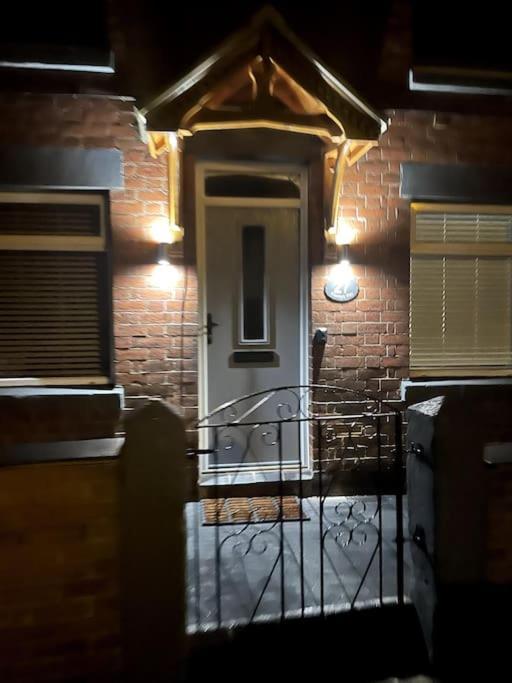 4 Bedroom - Sleep 9 Home In Cheadle Staffordshire - Alton Towers Polar Express Dimmingsdale Peak District Trentham Gardens Water World Eksteriør billede