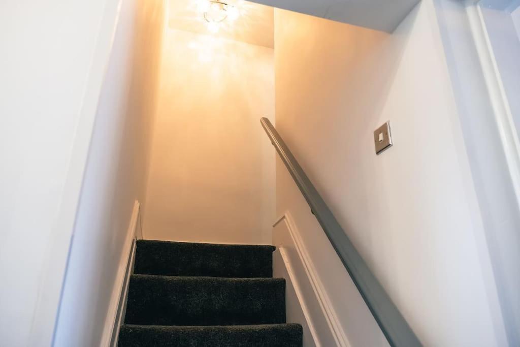 4 Bedroom - Sleep 9 Home In Cheadle Staffordshire - Alton Towers Polar Express Dimmingsdale Peak District Trentham Gardens Water World Eksteriør billede