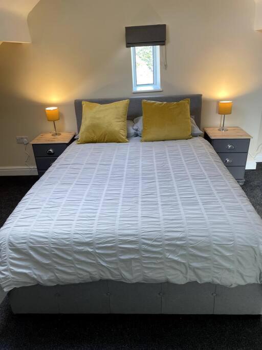 4 Bedroom - Sleep 9 Home In Cheadle Staffordshire - Alton Towers Polar Express Dimmingsdale Peak District Trentham Gardens Water World Eksteriør billede
