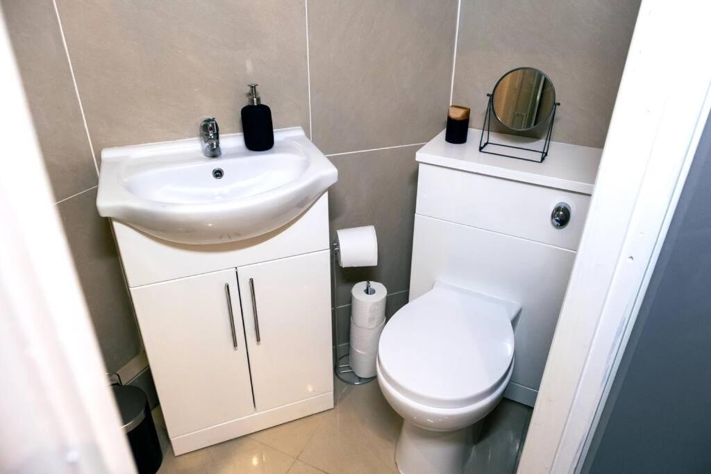 4 Bedroom - Sleep 9 Home In Cheadle Staffordshire - Alton Towers Polar Express Dimmingsdale Peak District Trentham Gardens Water World Eksteriør billede