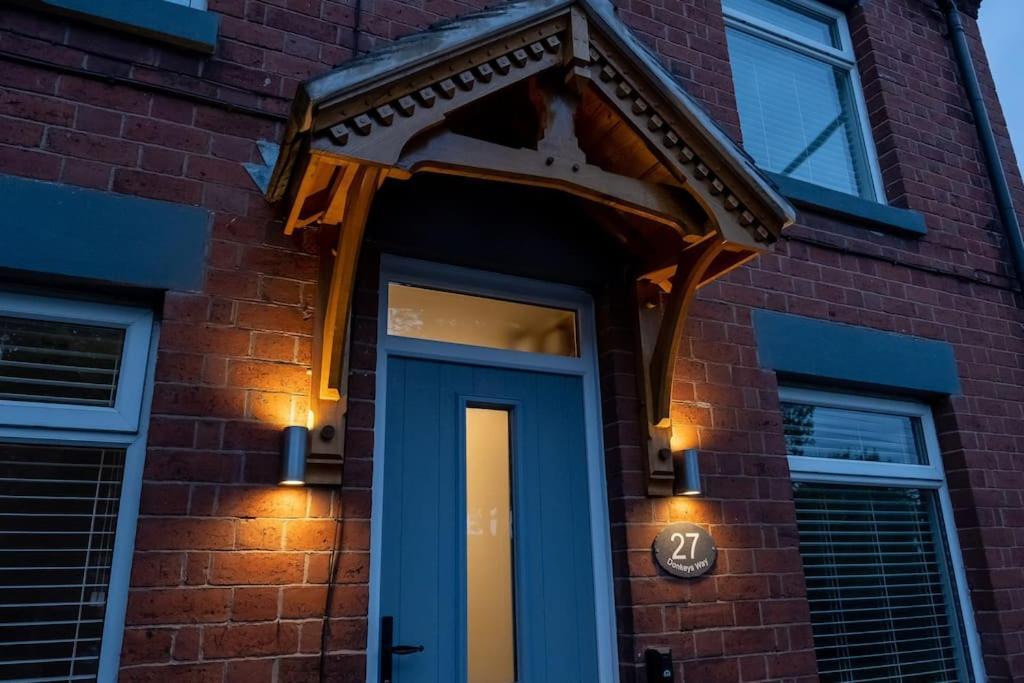 4 Bedroom - Sleep 9 Home In Cheadle Staffordshire - Alton Towers Polar Express Dimmingsdale Peak District Trentham Gardens Water World Eksteriør billede