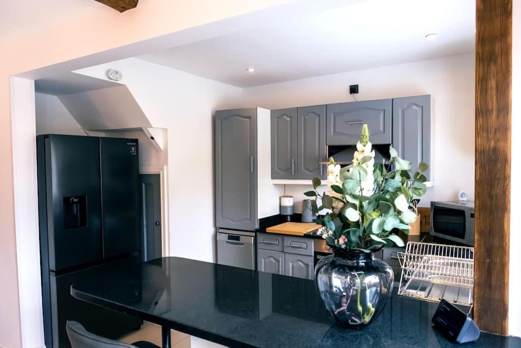 4 Bedroom - Sleep 9 Home In Cheadle Staffordshire - Alton Towers Polar Express Dimmingsdale Peak District Trentham Gardens Water World Eksteriør billede